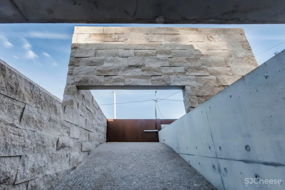 FCC Arquitectura | 葡萄牙拥有大地形区域的别墅 Campo das Paulas