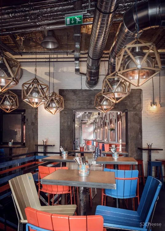 Kolor酒吧餐厅室内设计,布达佩斯 / 81font