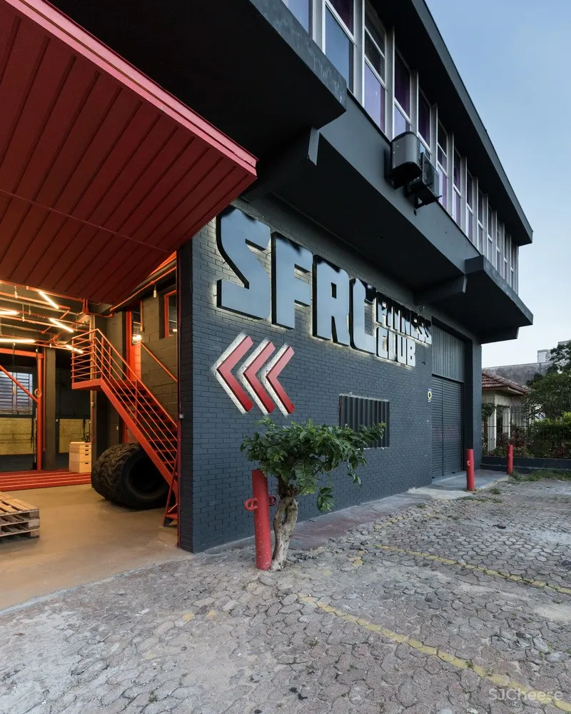 Grupo Nuvem Arquitetura | 汽车车间改造的SuperForce CrossFit健身总部 首