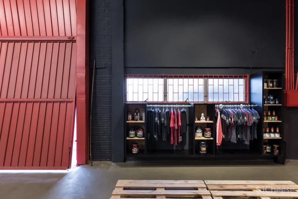 Grupo Nuvem Arquitetura | 汽车车间改造的SuperForce CrossFit健身总部 首