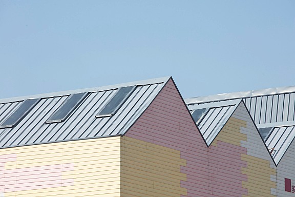 岳阳县三中学风雨操场兼报告厅，湖南 / 素朴建筑工作室