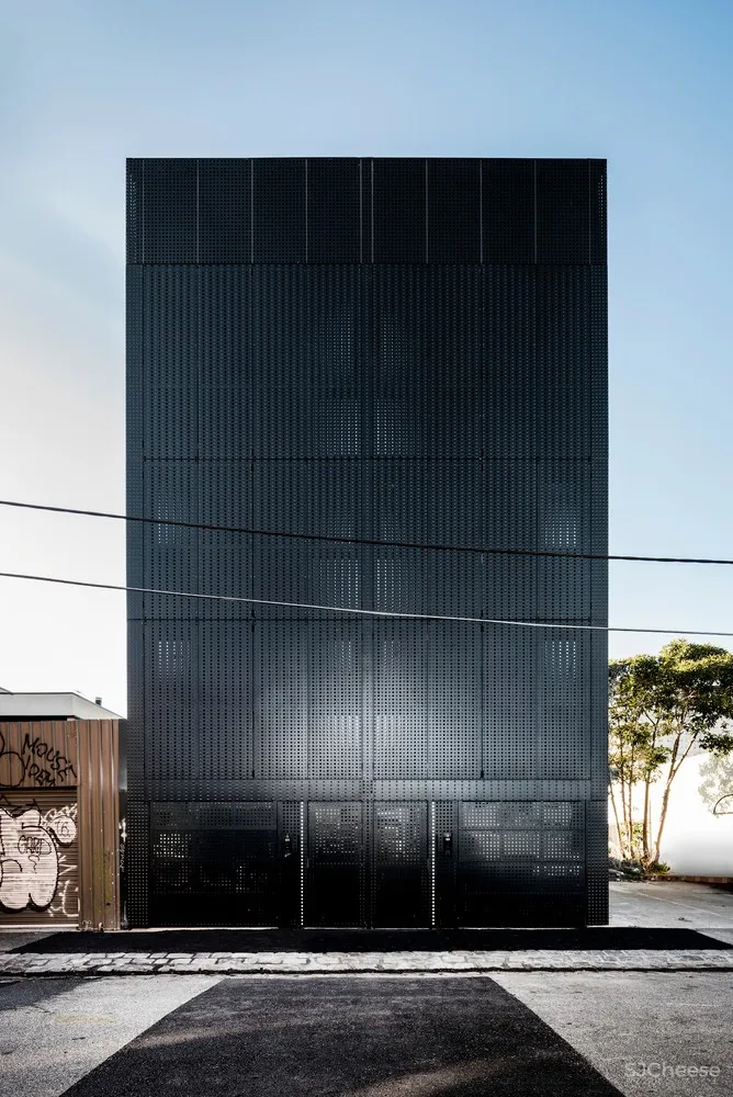 DKO Architecture + SLAB | 黑色垂直住宅建筑