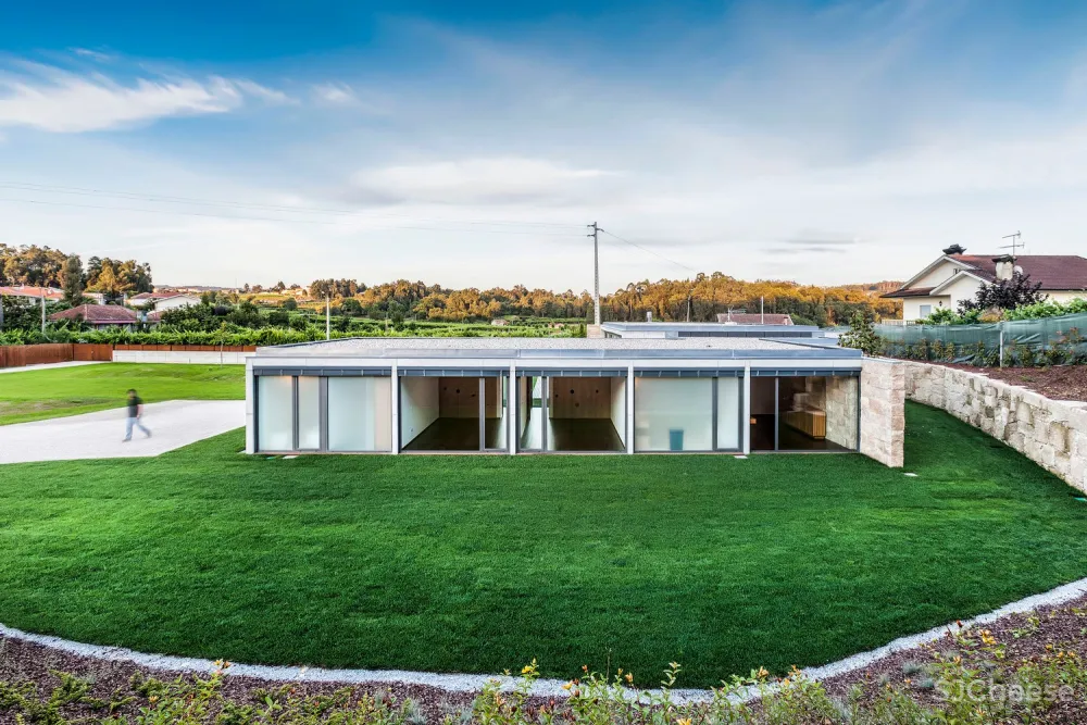 FCC Arquitectura | 葡萄牙拥有大地形区域的别墅 Campo das Paulas