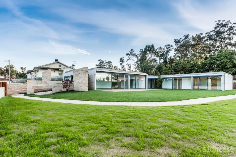 FCC Arquitectura | 葡萄牙拥有大地形区域的别墅 Campo das Paulas