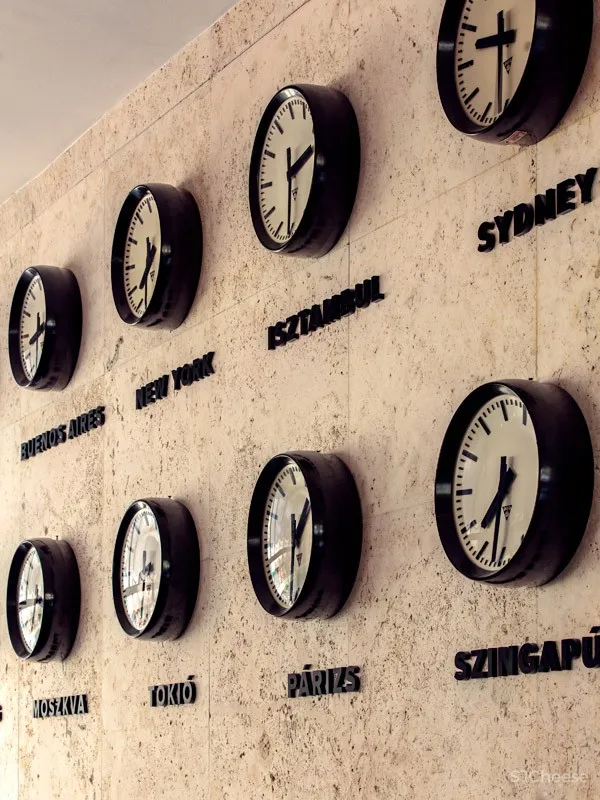 候车大厅内的酒吧餐厅,布达佩斯 / 81font