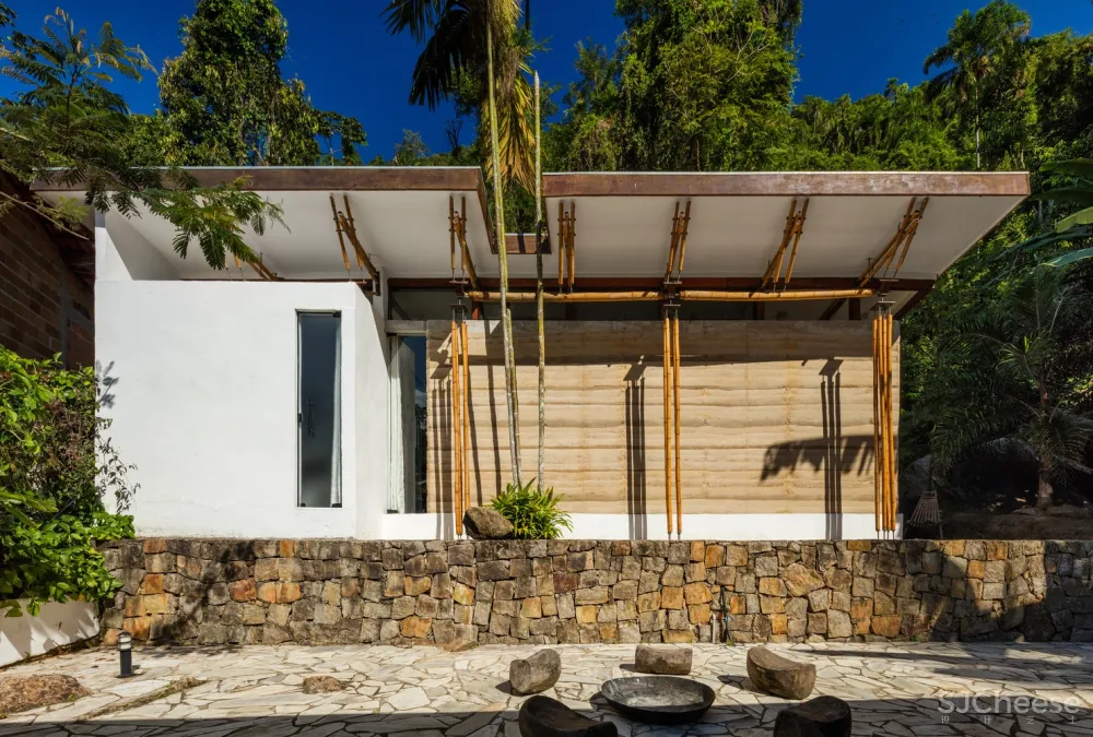 CRU! Architects | 石头与房子融为一体