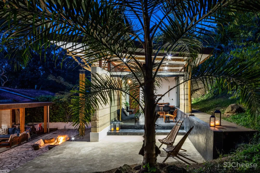 CRU! Architects | 石头与房子融为一体