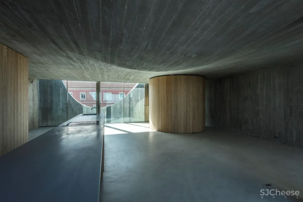 Aires Mateus | U形开口式混凝土住宅 首