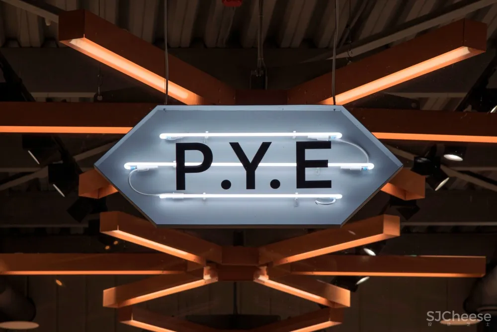 旧烘焙厂改造成的P.Y.E眼镜店 | Facultative Works