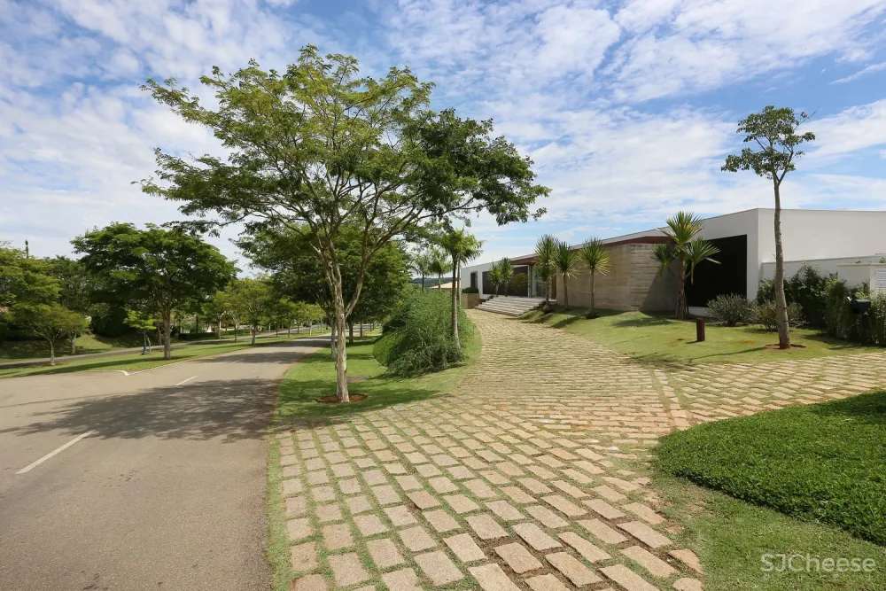 Belluzzo Martinhao Arquitetos | 建在坡地上的景观住宅
