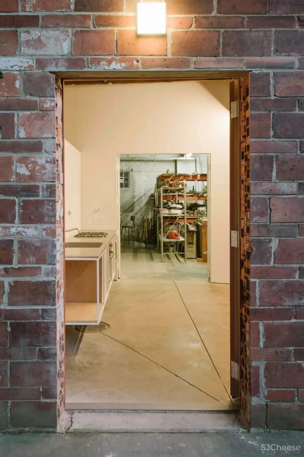 仓库改成家，粗糙的样子也很美