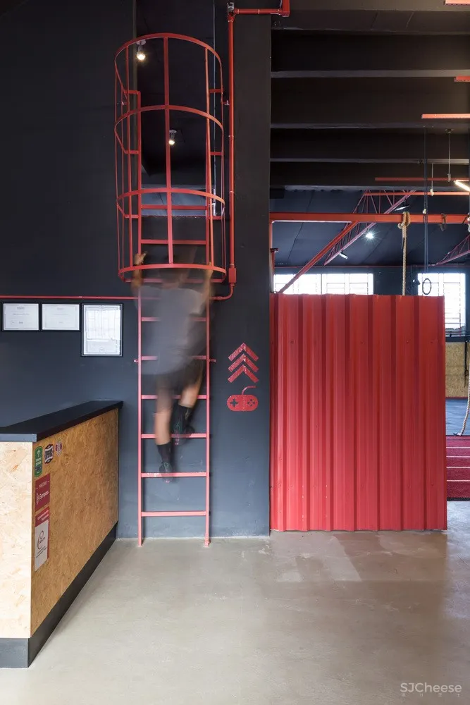 Grupo Nuvem Arquitetura | 汽车车间改造的SuperForce CrossFit健身总部 首