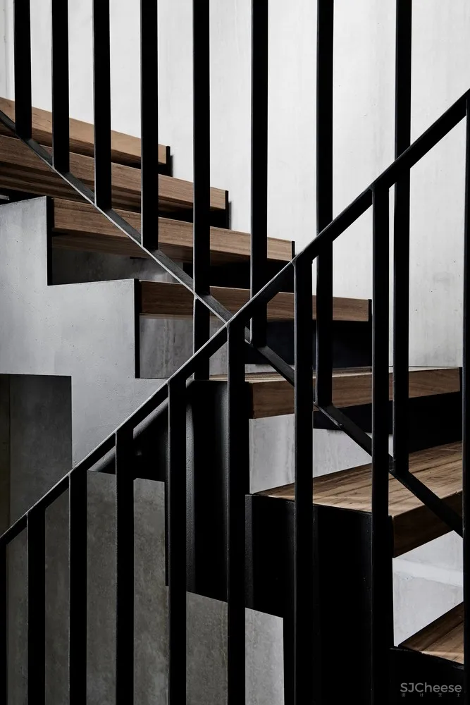 DKO Architecture + SLAB | 黑色垂直住宅建筑