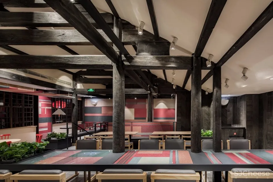 用纳西族传统特色面料覆盖整个空间,丽江肯德基玉河广场店 | RooMoo