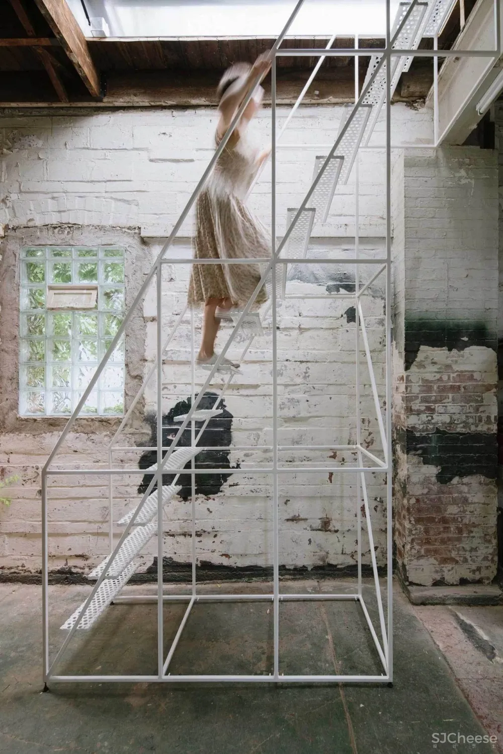 仓库改成家，粗糙的样子也很美