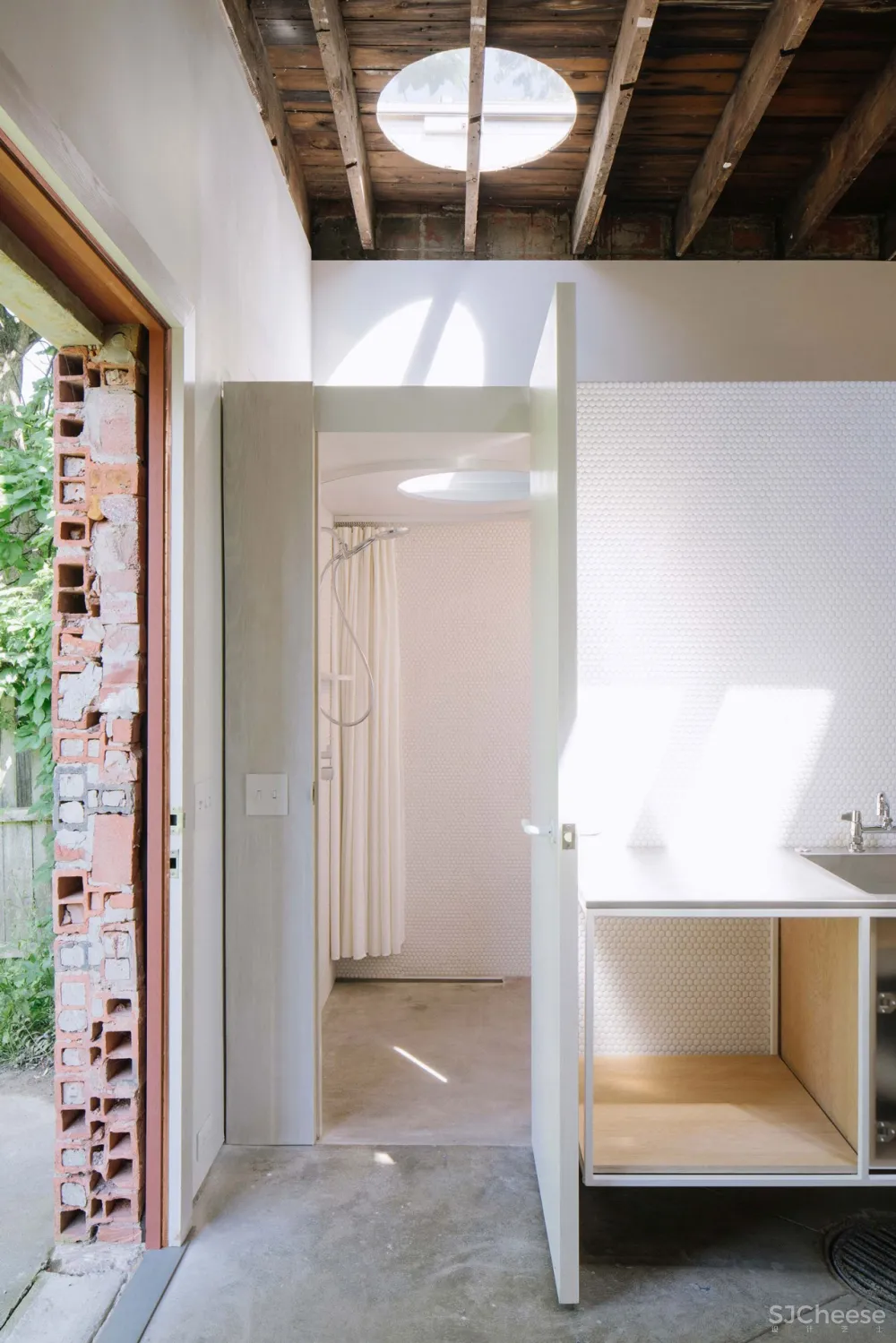 仓库改成家，粗糙的样子也很美