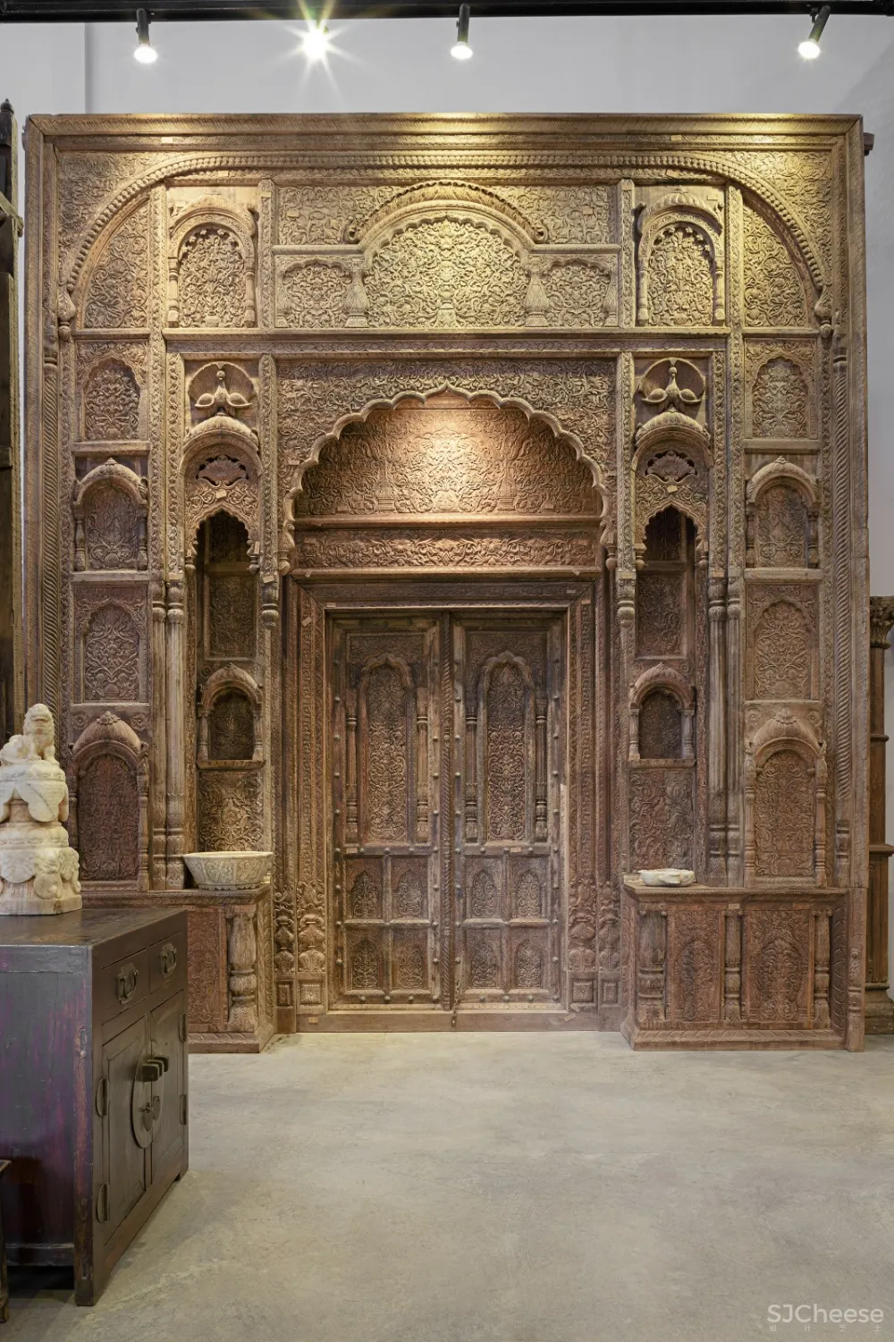 首发 | “现代零售剧场” 泰国清迈三角古玩店 首