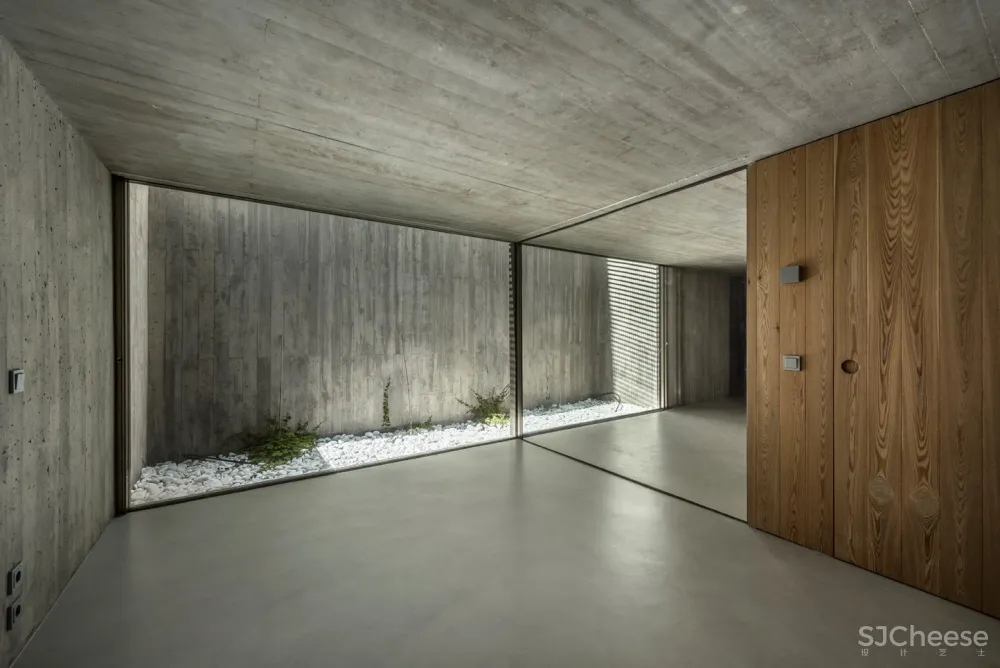 Aires Mateus | U形开口式混凝土住宅 首