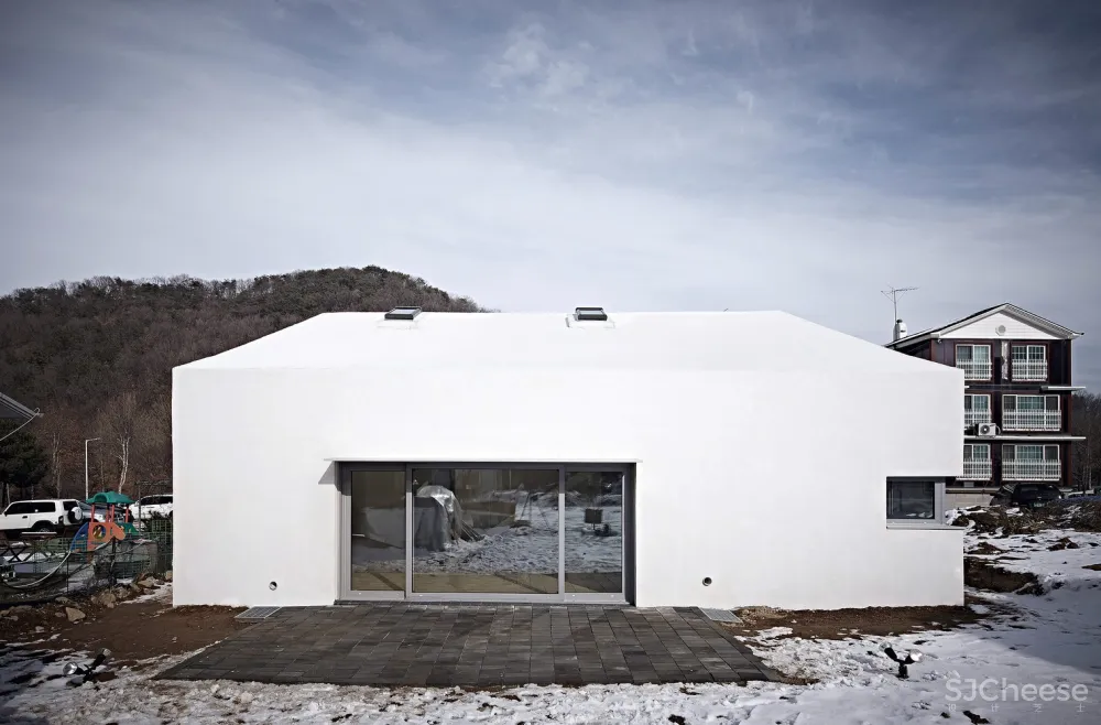 June Architect | 形式简洁整体和细节结合的住宅空间