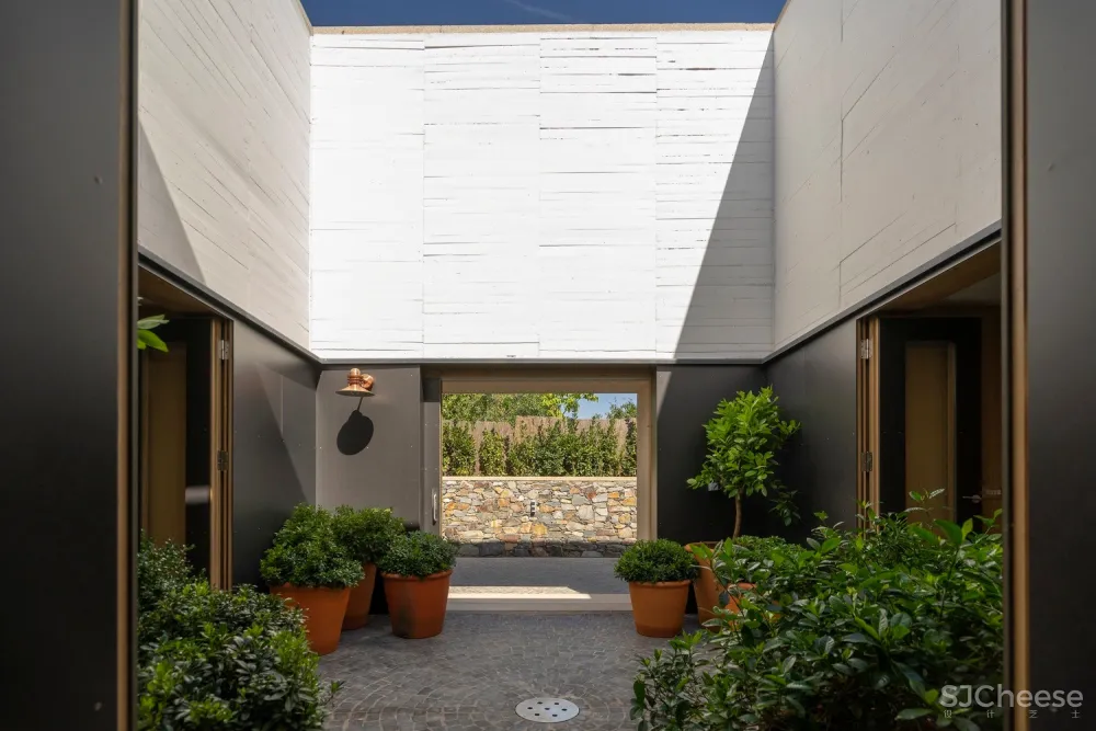 卡塞雷斯石屋 / Tuñón Arquitectos