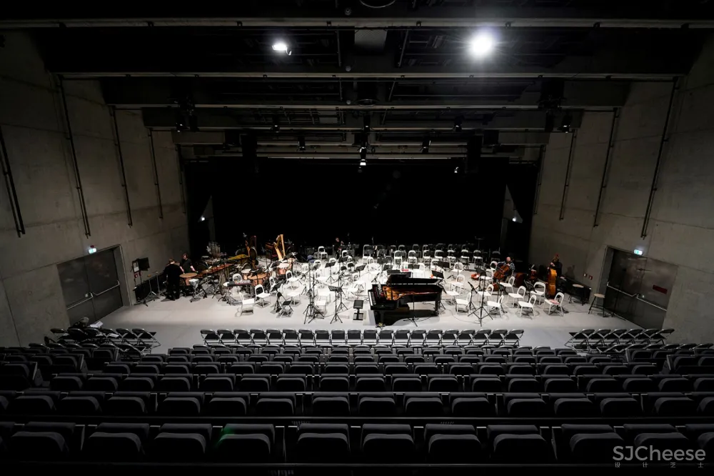 DOX+当代艺术中心 / Petr Hájek Architekti 首