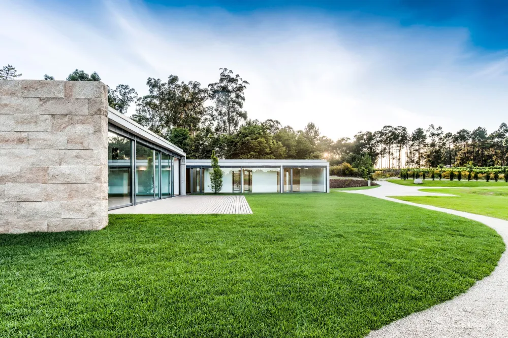 FCC Arquitectura | 葡萄牙拥有大地形区域的别墅 Campo das Paulas