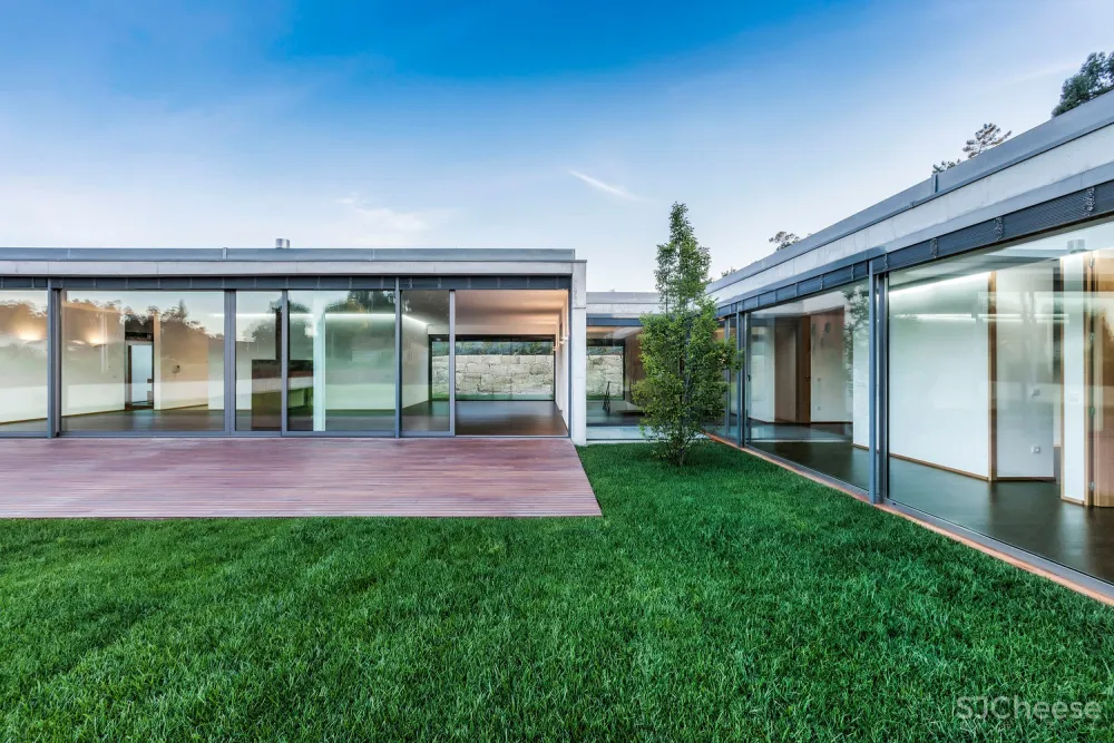 FCC Arquitectura | 葡萄牙拥有大地形区域的别墅 Campo das Paulas