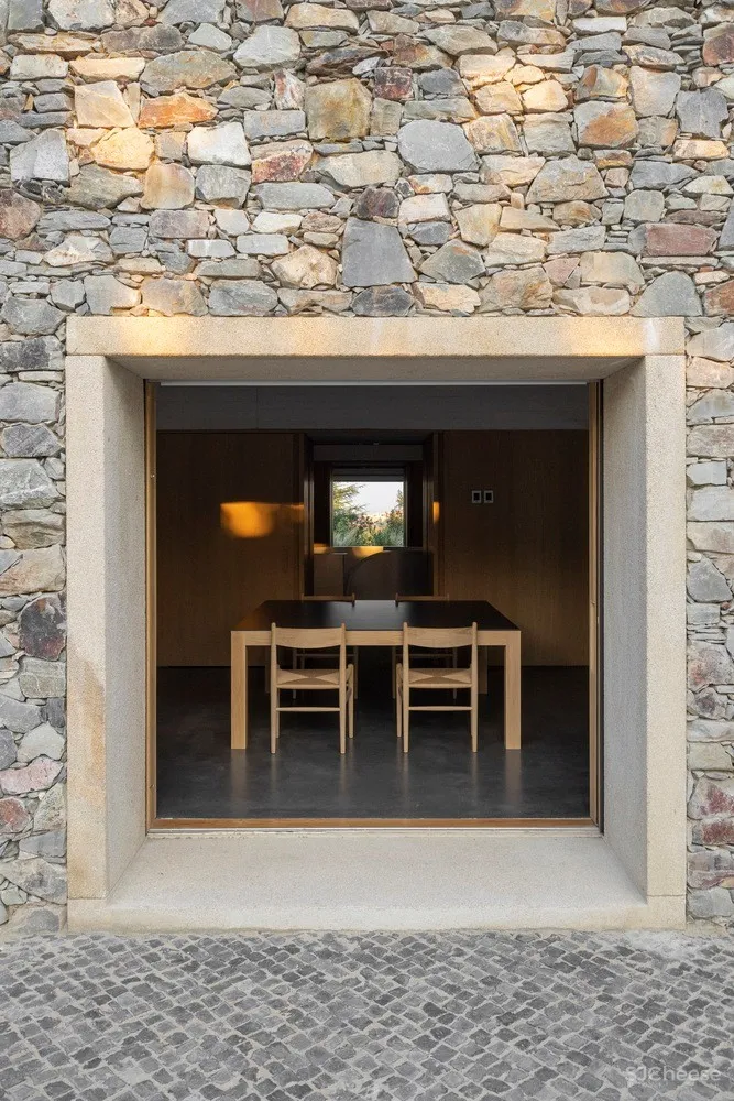 卡塞雷斯石屋 / Tuñón Arquitectos