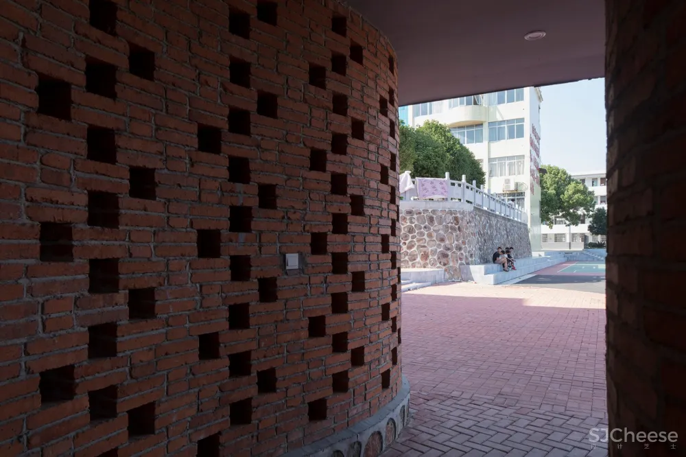 岳阳县三中学风雨操场兼报告厅,湖南 / 素朴建筑工作室