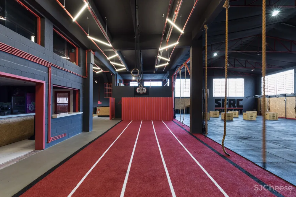 Grupo Nuvem Arquitetura | 汽车车间改造的SuperForce CrossFit健身总部 首