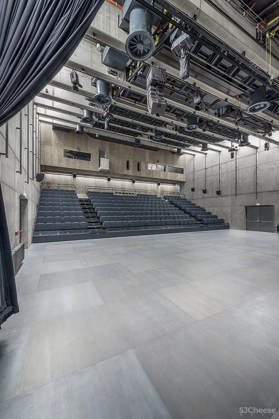 DOX+当代艺术中心 / Petr Hájek Architekti 首