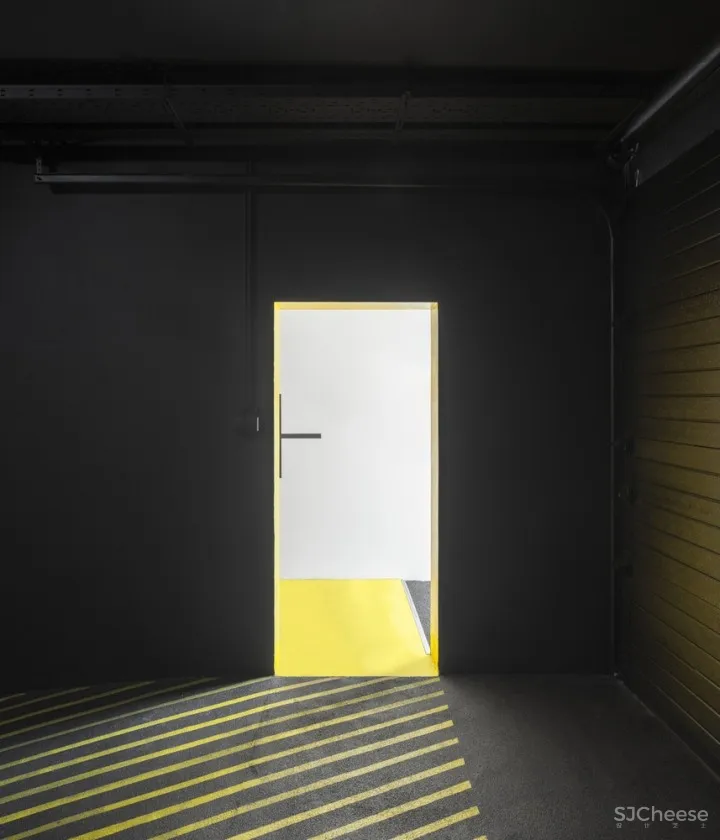 葡萄牙黄色点燃的健身俱乐部空间 | EstúdioAmatam