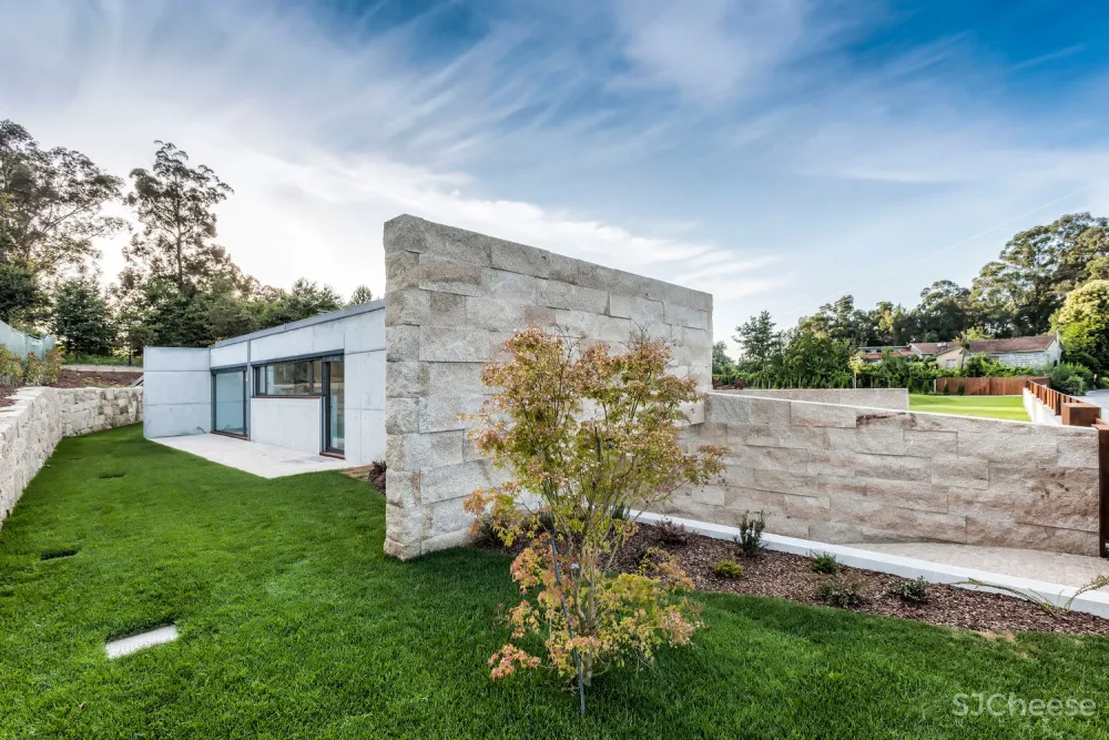 FCC Arquitectura | 葡萄牙拥有大地形区域的别墅 Campo das Paulas