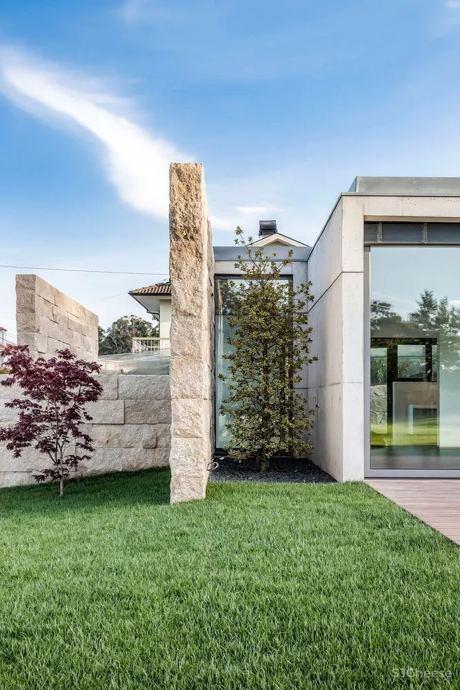 FCC Arquitectura | 葡萄牙拥有大地形区域的别墅 Campo das Paulas