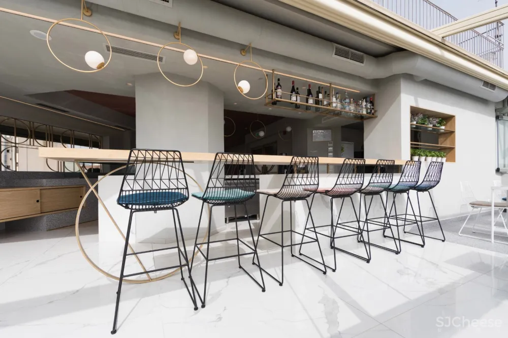 首发 | Fluo新作 雅典Evripidis酒店 屋顶酒吧&早餐室