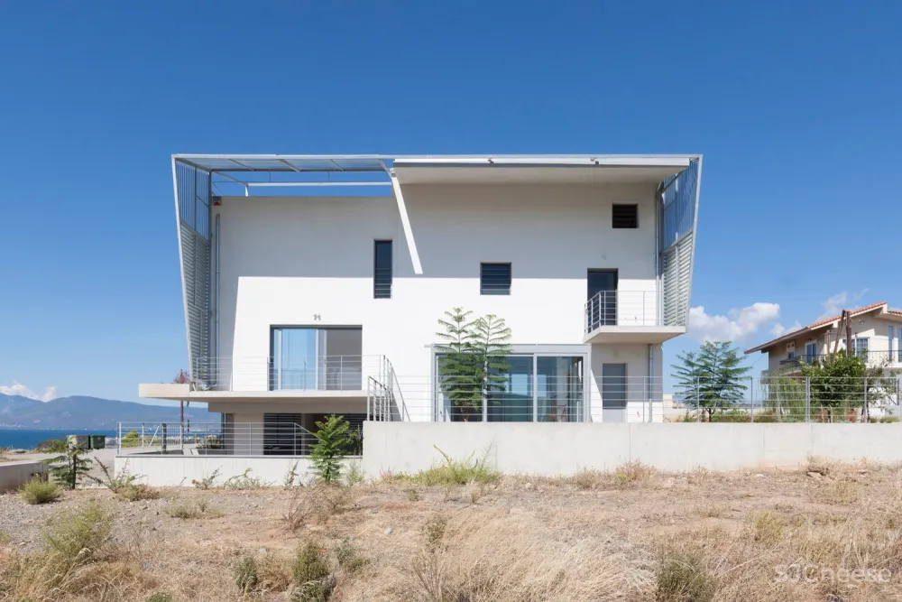 Ntovros Vasileios Architects | 俯瞰大海的希腊清新小别墅