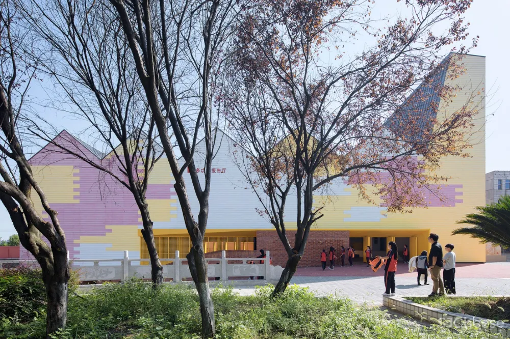 岳阳县三中学风雨操场兼报告厅,湖南 / 素朴建筑工作室