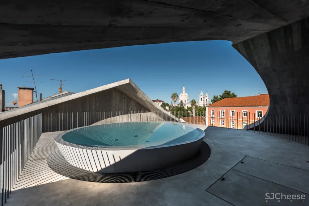 Aires Mateus | U形开口式混凝土住宅 首