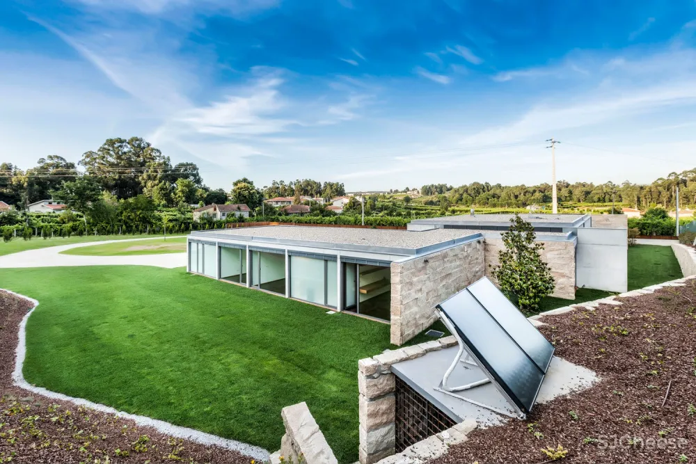 FCC Arquitectura | 葡萄牙拥有大地形区域的别墅 Campo das Paulas