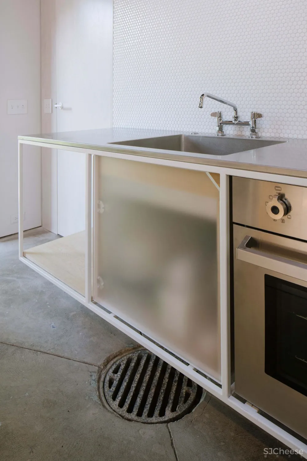 仓库改成家，粗糙的样子也很美