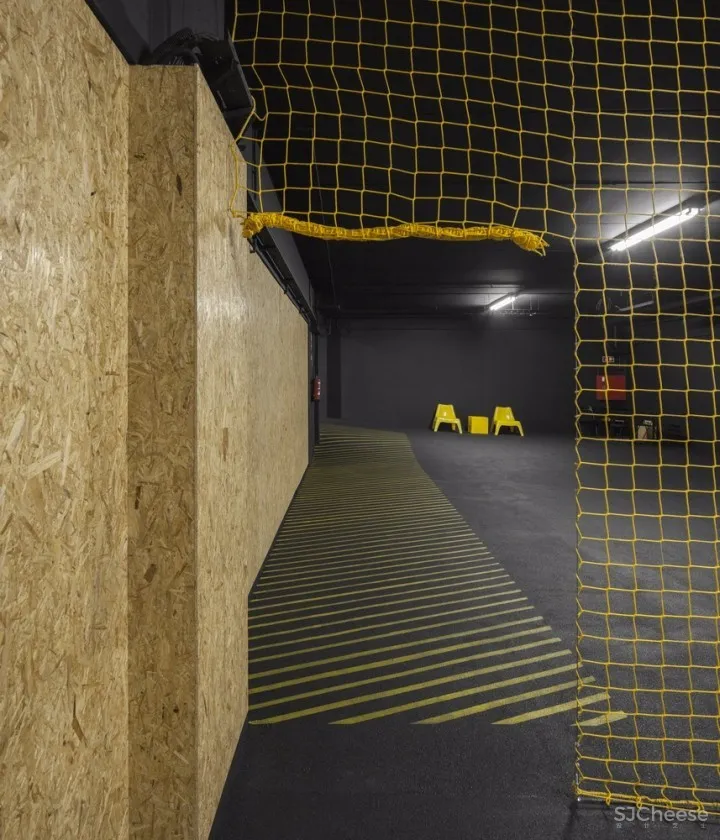 葡萄牙黄色点燃的健身俱乐部空间 | EstúdioAmatam