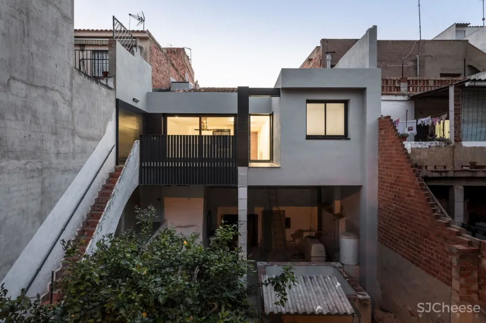 Alberto Facundo Arquitecto | 黑白之间的过渡:房中房住宅