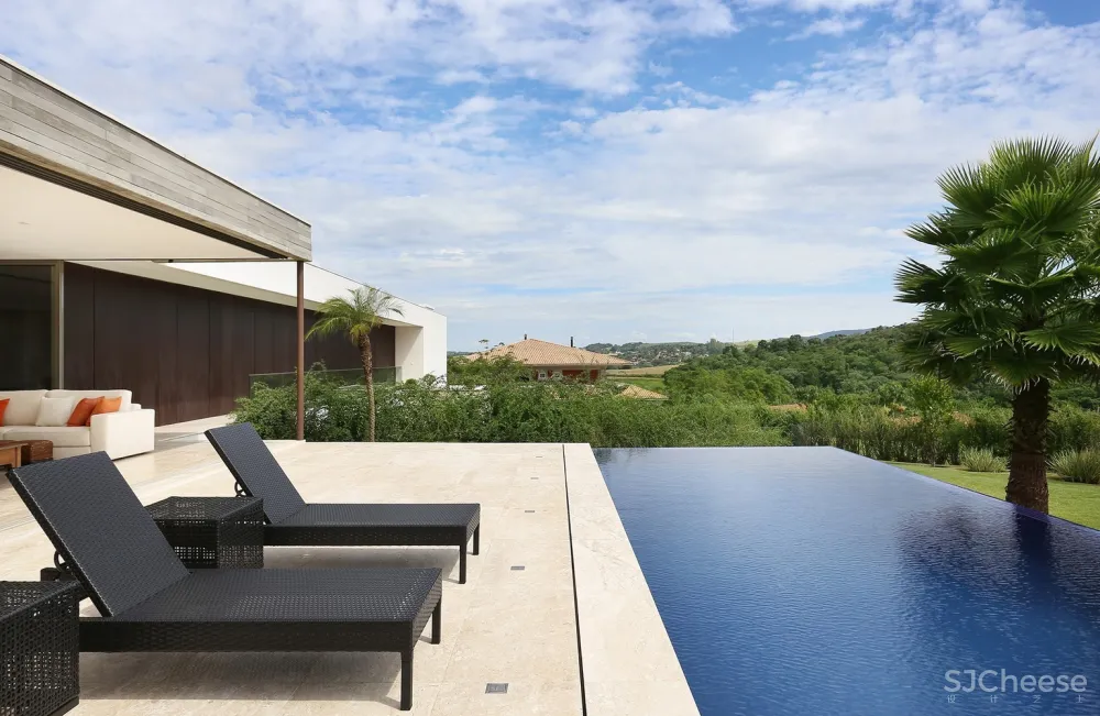 Belluzzo Martinhao Arquitetos | 建在坡地上的景观住宅
