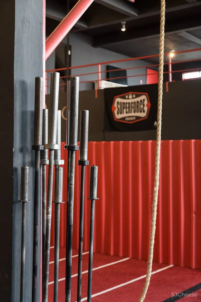 Grupo Nuvem Arquitetura | 汽车车间改造的SuperForce CrossFit健身总部 首