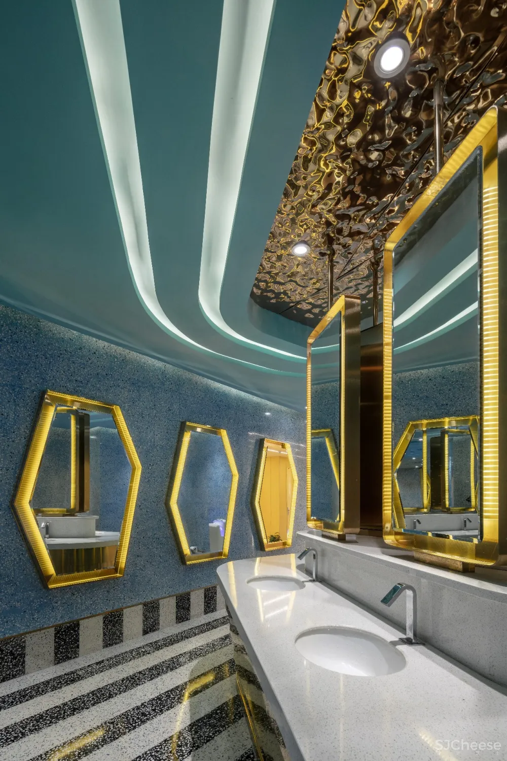 有一个蓝盈盈的梦境等着你,今晚一起去电影院做梦吗?