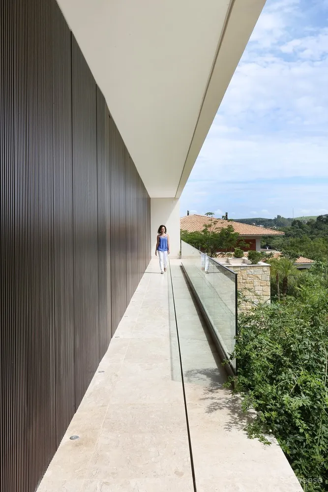 Belluzzo Martinhao Arquitetos | 建在坡地上的景观住宅