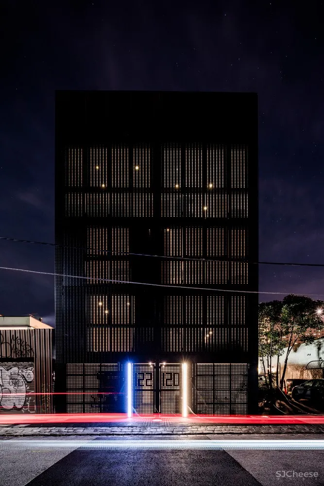 DKO Architecture + SLAB | 黑色垂直住宅建筑