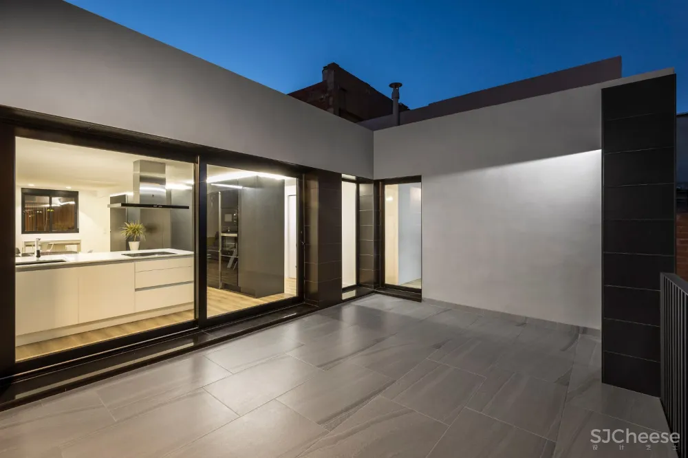 Alberto Facundo Arquitecto | 黑白之间的过渡:房中房住宅