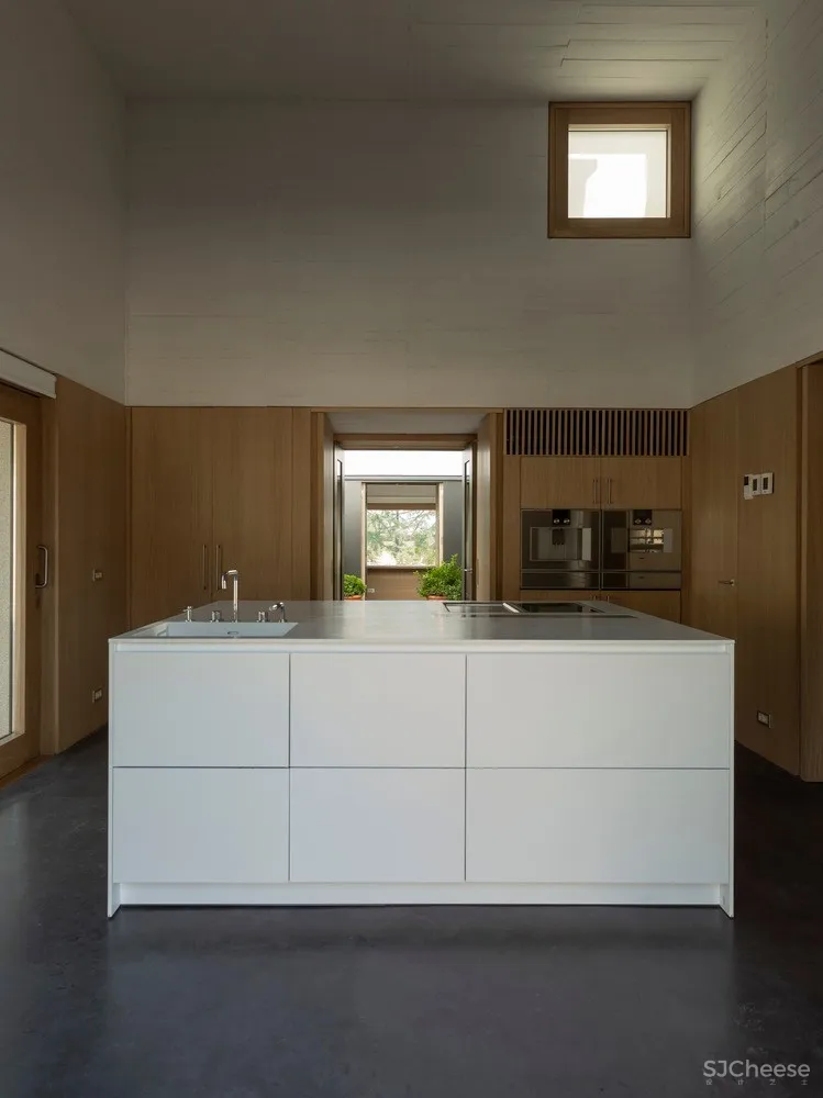 卡塞雷斯石屋 / Tuñón Arquitectos