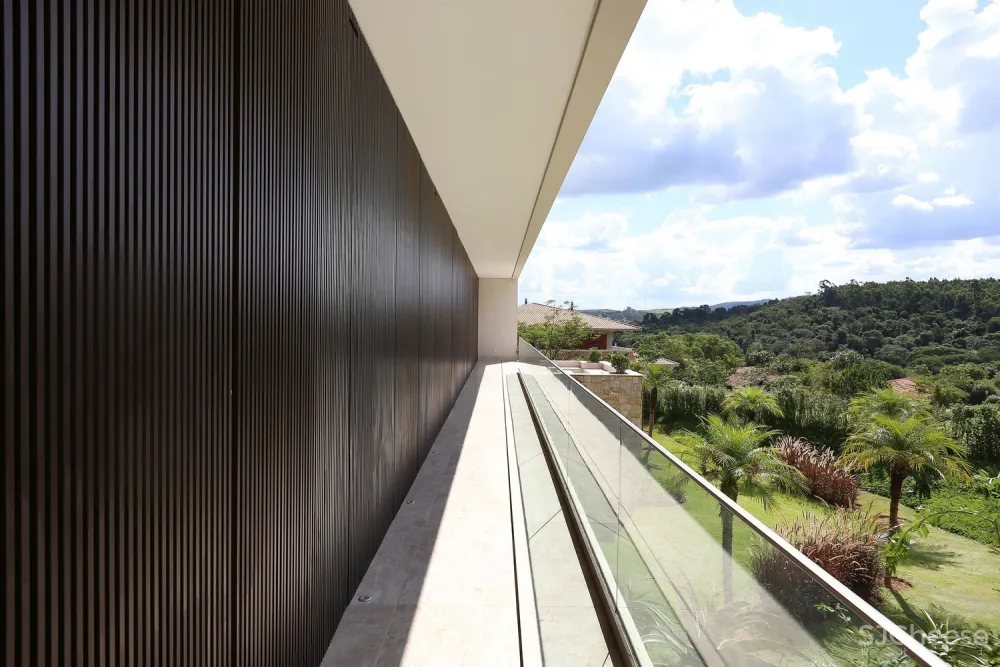 Belluzzo Martinhao Arquitetos | 建在坡地上的景观住宅
